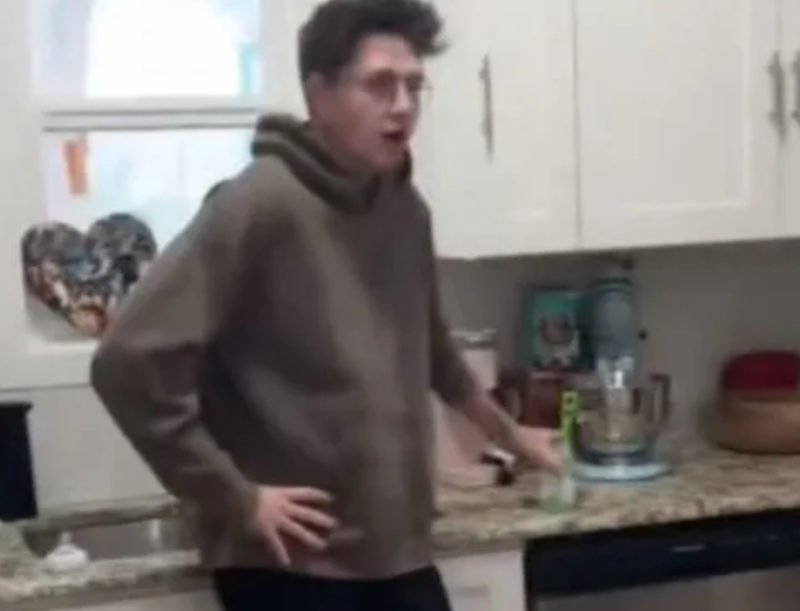 La mamá sorprendió a su esposo bailando un jig para su bebé. Es algo que hay que ver.