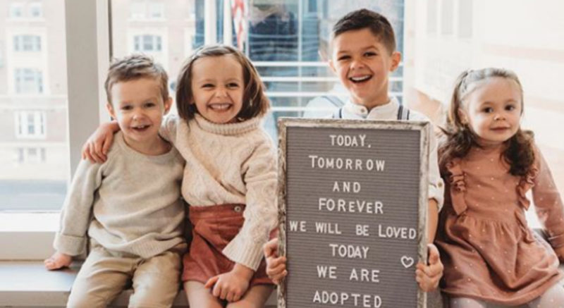 Después de adoptar a 4 hermanos y hermanas, ¡ocurre un milagro con los padres!