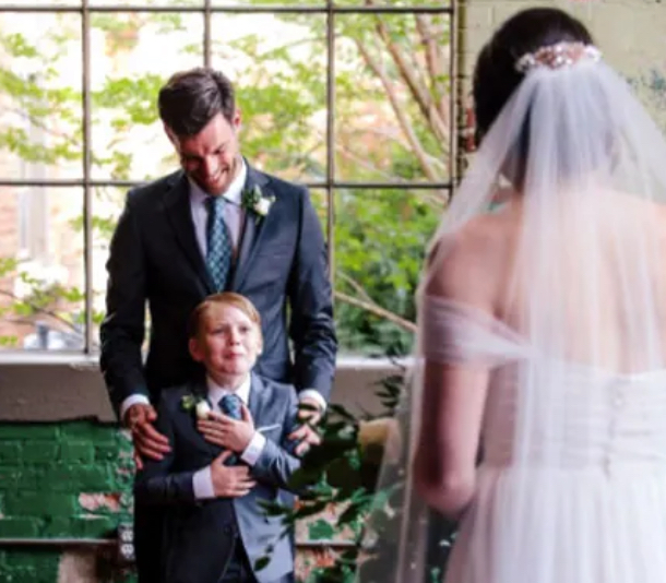 La novia comparte una emocionante primera mirada con su hijastro de 9 años, y nuestros corazones se derriten.
