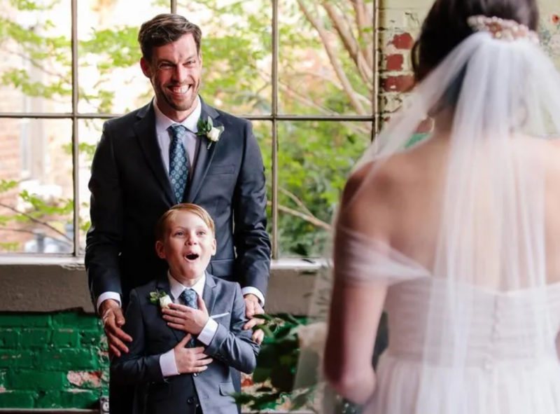 La novia comparte una emocionante primera mirada con su hijastro de 9 años, y nuestros corazones se derriten.