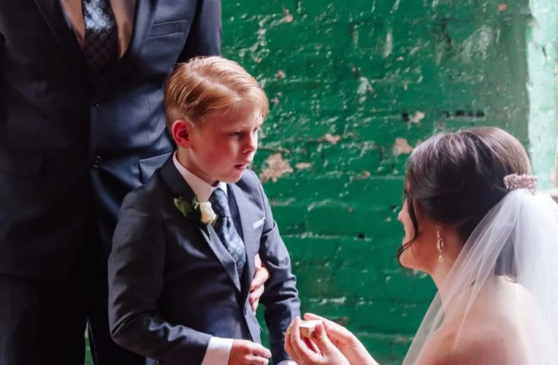La novia comparte una emocionante primera mirada con su hijastro de 9 años, y nuestros corazones se derriten.