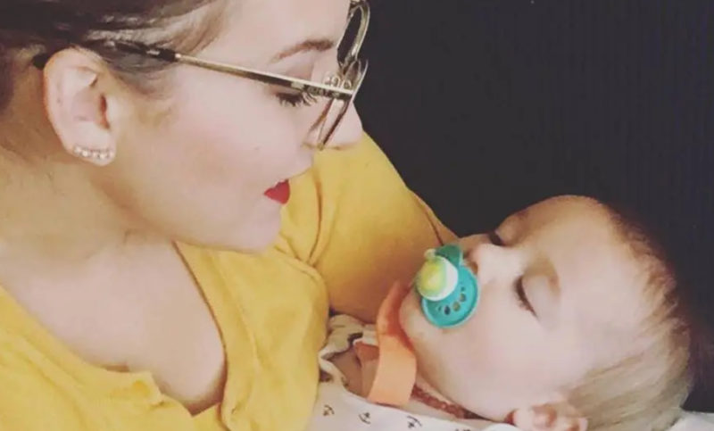 La cantante interpreta una tierna canción de cuna, y el bebé se queda dormido en solo unos segundos.