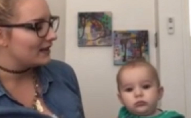 La cantante interpreta una tierna canción de cuna, y el bebé se queda dormido en solo unos segundos.