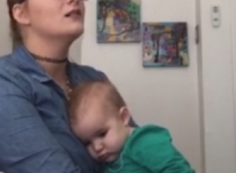 La cantante interpreta una tierna canción de cuna, y el bebé se queda dormido en solo unos segundos.
