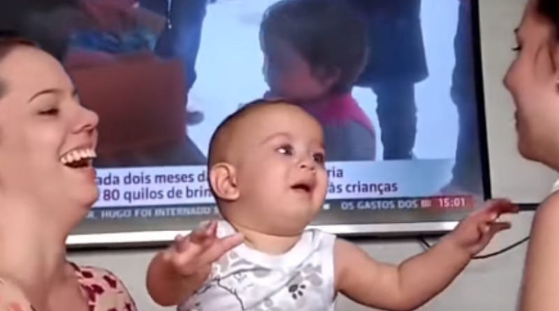 Bebé conoce por primera vez a la doble de su mamá y se emociona adorablemente en un tierno video casero.