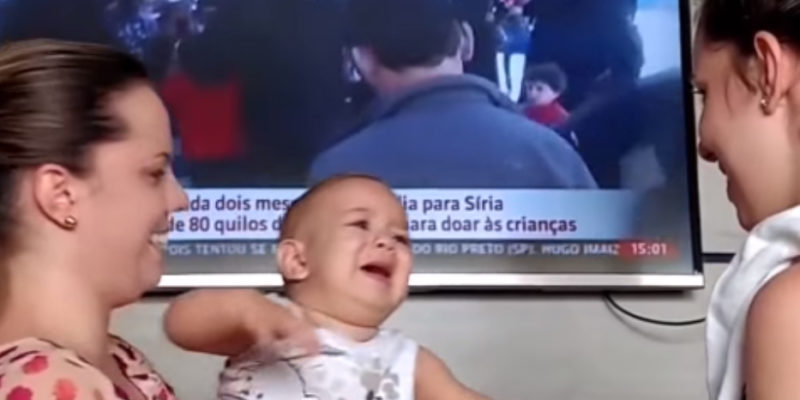 Bebé conoce por primera vez a la doble de su mamá y se emociona adorablemente en un tierno video casero.