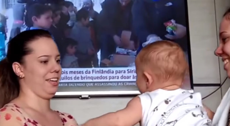 Bebé conoce por primera vez a la doble de su mamá y se emociona adorablemente en un tierno video casero.
