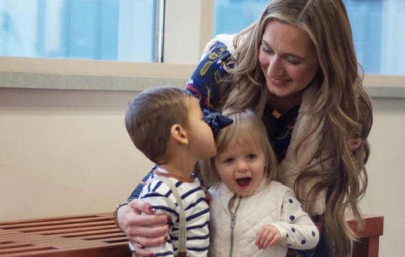 Dos niños adoptados por la chica en momentos diferentes resultaron ser hermano y hermana.