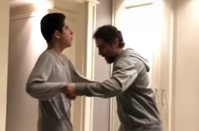 El papá comparte un tierno momento cuando él y su hijo con autismo bailan al ritmo de “Jailhouse Rock” de Elvis.