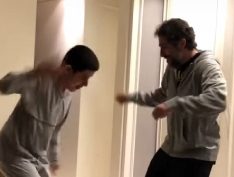 El papá comparte un tierno momento cuando él y su hijo con autismo bailan al ritmo de “Jailhouse Rock” de Elvis.