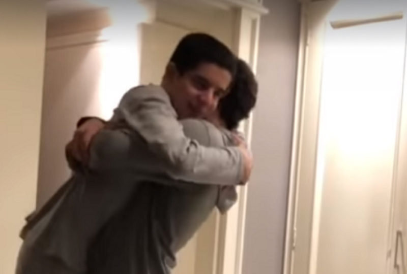 El papá comparte un tierno momento cuando él y su hijo con autismo bailan al ritmo de “Jailhouse Rock” de Elvis.