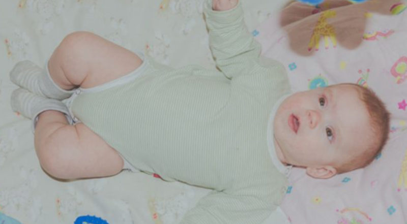 El padre abandonó al niño después de presenciar el parto de su pareja.