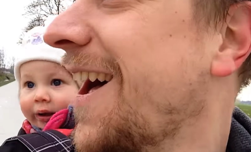 Pequeño bebé se desata en una risa contagiosa cuando papá intenta enseñarle una nueva palabra.