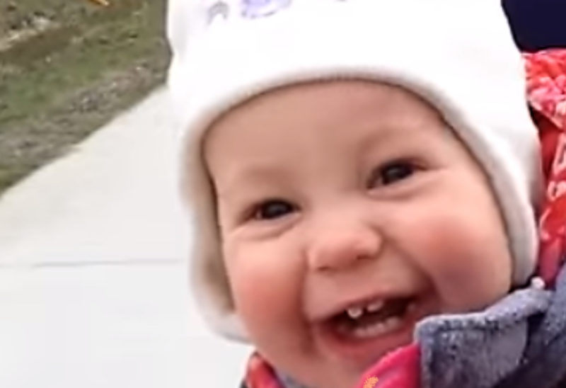 Pequeño bebé se desata en una risa contagiosa cuando papá intenta enseñarle una nueva palabra.