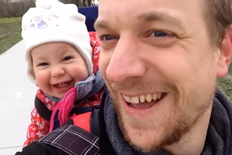 Pequeño bebé se desata en una risa contagiosa cuando papá intenta enseñarle una nueva palabra.