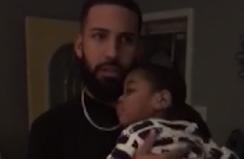 Papá canta a su hijo discapacitado y se quiebra al ver la sonrisa de su pequeño niño.