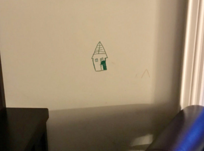 Niño de 6 años dibuja en la pared, pero la ingeniosa solución de su madre tiene a Internet aplaudiendo.