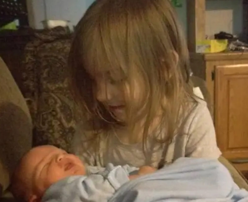 Padre anuncia el nacimiento de su hijo y la muerte de su prometida en una conmovedora publicación, luego revela su hermoso "legado".