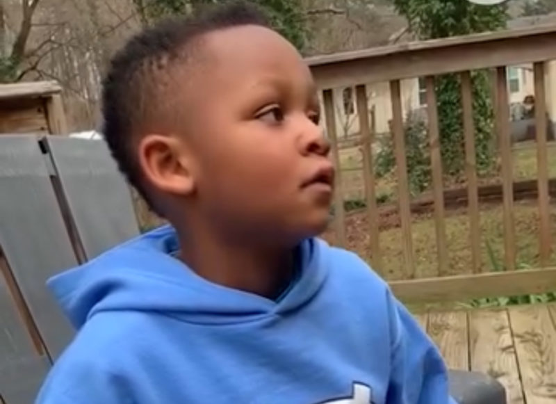 Un niño de seis años salta de alegría cuando sus padres adoptivos revelan la mejor sorpresa.