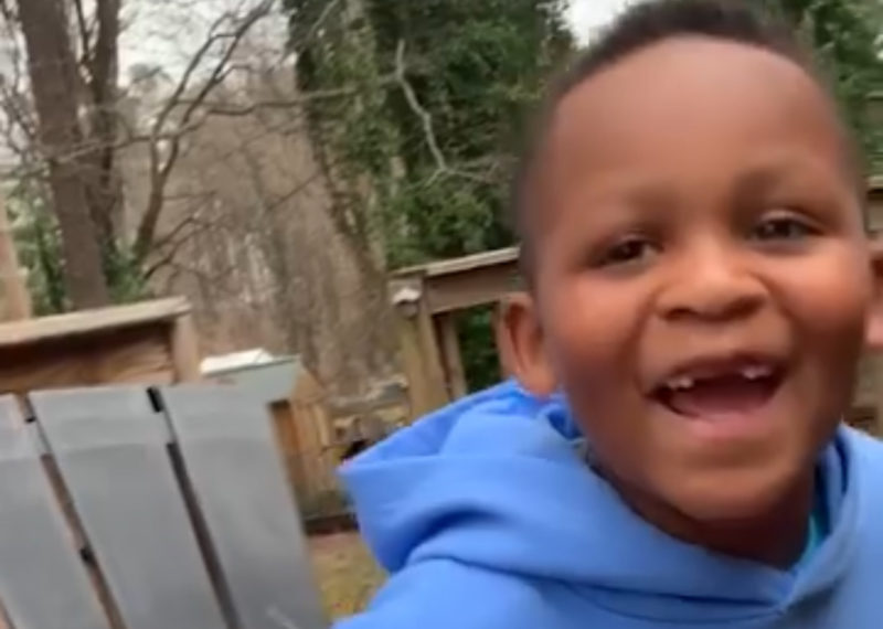 Un niño de seis años salta de alegría cuando sus padres adoptivos revelan la mejor sorpresa.