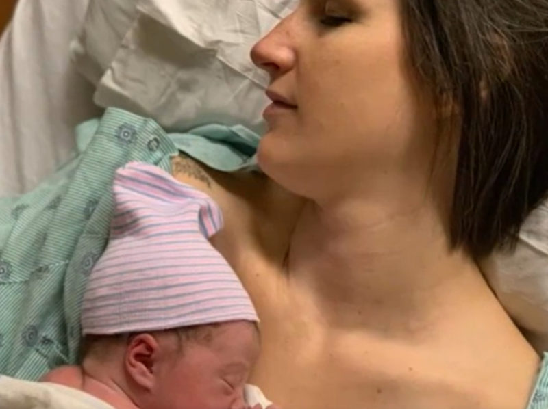 A pesar del parto, la "supermamá" está decidida a aprobar el examen de abogacía. ¿Cómo lo logró?