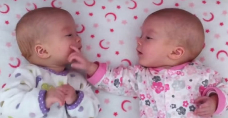 "Los ojos de gemelos idénticos se encuentran por primera vez, y su primera conversación es invaluable."