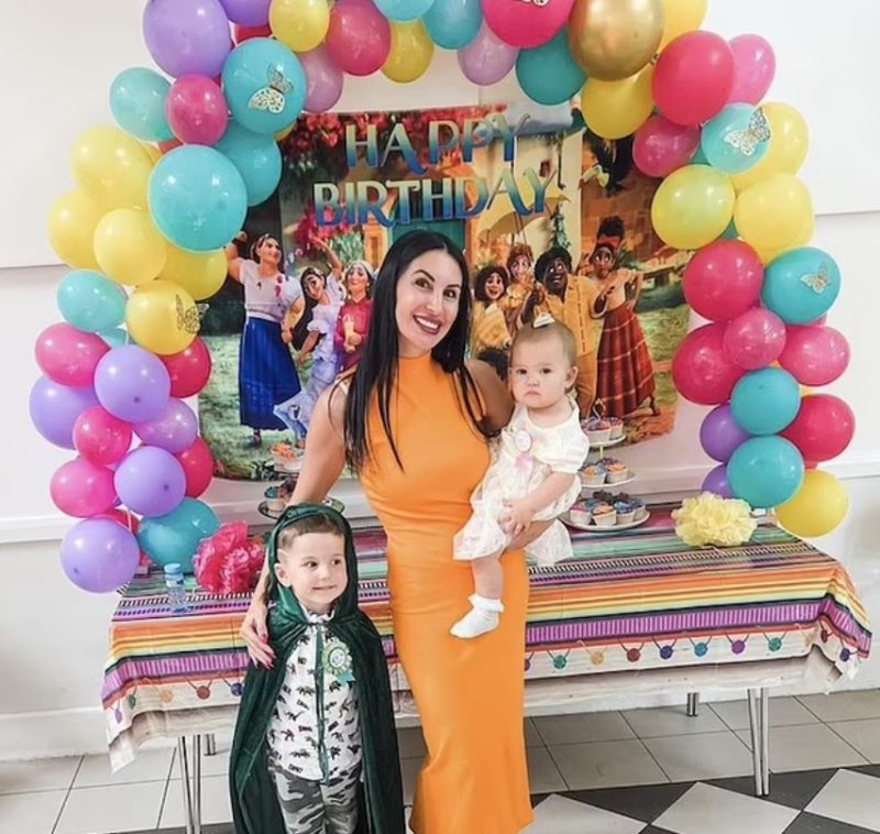 "Ascenso asombroso de una madre soltera sin hogar a multimillonaria – No creerás cómo lo logró."
