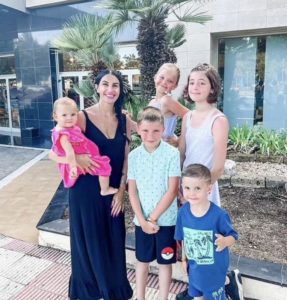 "Ascenso asombroso de una madre soltera sin hogar a multimillonaria – No creerás cómo lo logró."