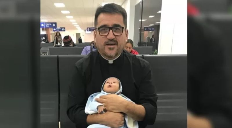 "Un bebé abandonado con síndrome de Down encuentra amor en un héroe inesperado. No creerás lo que un sacerdote hace por él."