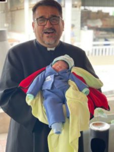 "Un bebé abandonado con síndrome de Down encuentra amor en un héroe inesperado. No creerás lo que un sacerdote hace por él."