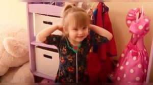Niña de dos años defiende su elección de muñeca ante la pregunta del cajero, dejando a su mamá asombrada.