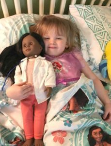 Niña de dos años defiende su elección de muñeca ante la pregunta del cajero, dejando a su mamá asombrada.