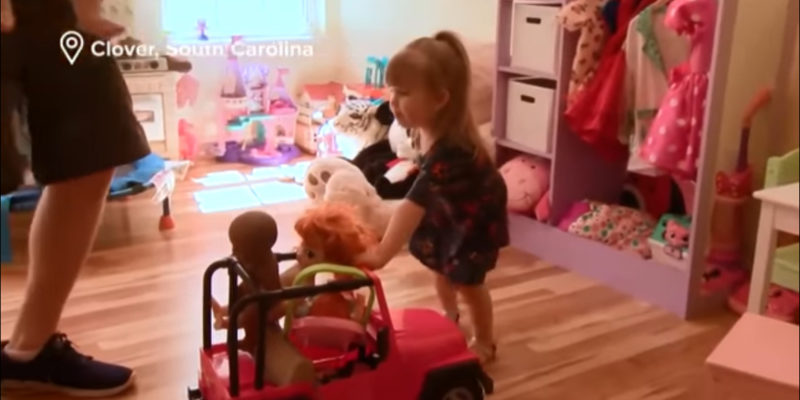 Niña de dos años defiende su elección de muñeca ante la pregunta del cajero, dejando a su mamá asombrada.