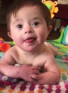 Madre captura accidentalmente un conmovedor hito en cámara, derritiendo corazones en todo el mundo. MIRA.