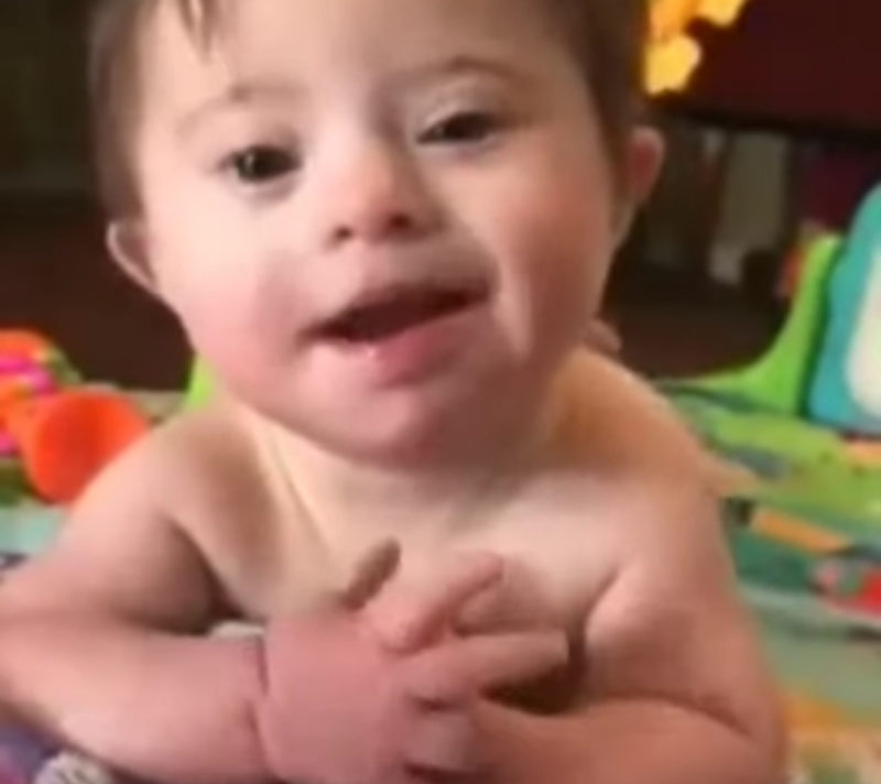 Madre captura accidentalmente un conmovedor hito en cámara, derritiendo corazones en todo el mundo. MIRA.