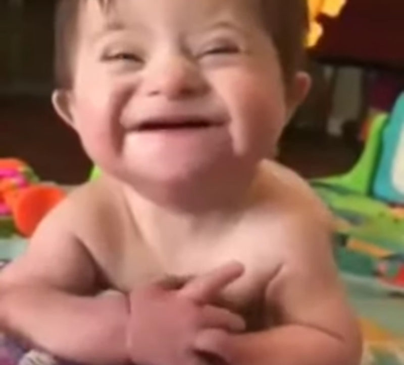 Madre captura accidentalmente un conmovedor hito en cámara, derritiendo corazones en todo el mundo. MIRA.
