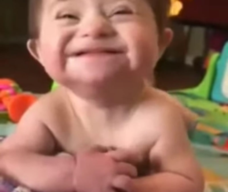 Madre captura accidentalmente un conmovedor hito en cámara, derritiendo corazones en todo el mundo. MIRA.
