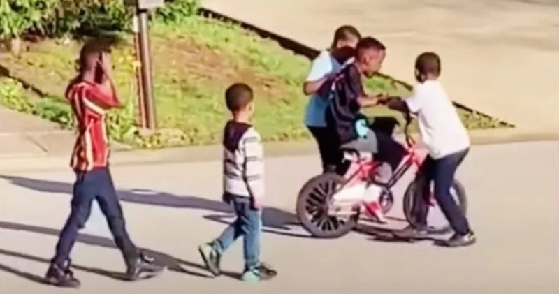 Conmovedora historia humana: Niños del vecindario se unen para ayudar a un chico a aprender a andar en bicicleta y el video se vuelve viral por una buena razón.