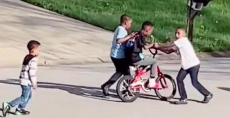 Conmovedora historia humana: Niños del vecindario se unen para ayudar a un chico a aprender a andar en bicicleta y el video se vuelve viral por una buena razón.