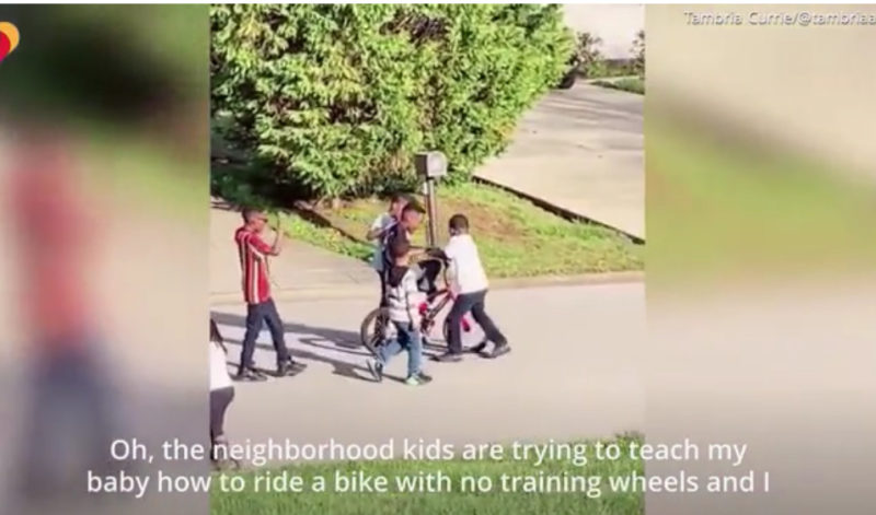 Conmovedora historia humana: Niños del vecindario se unen para ayudar a un chico a aprender a andar en bicicleta y el video se vuelve viral por una buena razón.
