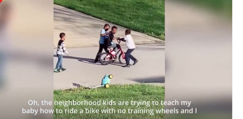 Conmovedora historia humana: Niños del vecindario se unen para ayudar a un chico a aprender a andar en bicicleta y el video se vuelve viral por una buena razón.