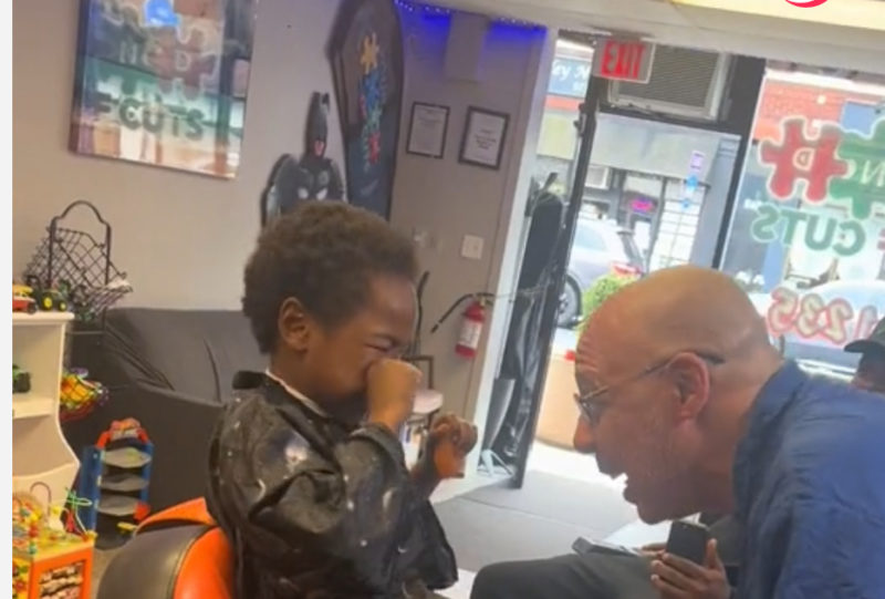 Conmovedor corte de pelo: Observa cómo este barbero reconforta a un niño con necesidades especiales. ¡No podrás contener las lágrimas!