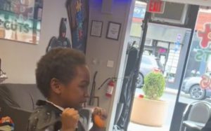 Conmovedor corte de pelo: Observa cómo este barbero reconforta a un niño con necesidades especiales. ¡No podrás contener las lágrimas!