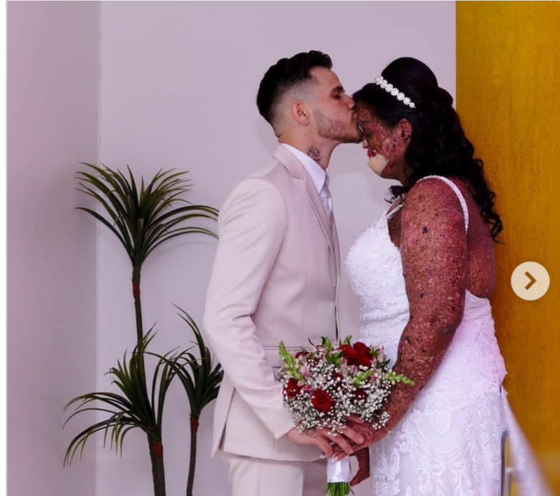 Mujer enfrenta los estándares de belleza y encuentra la felicidad en un lugar inesperado.