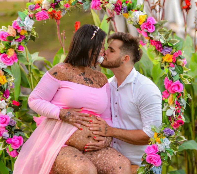 Mujer enfrenta los estándares de belleza y encuentra la felicidad en un lugar inesperado.