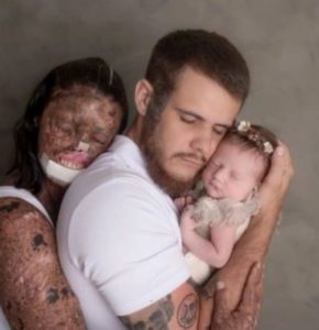 Mujer enfrenta los estándares de belleza y encuentra la felicidad en un lugar inesperado.