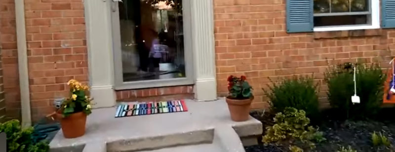 Adorable niñita quiere encontrar a papá antes de hacer su rutina de recital. ¡Mira el video súper tierno aquí!