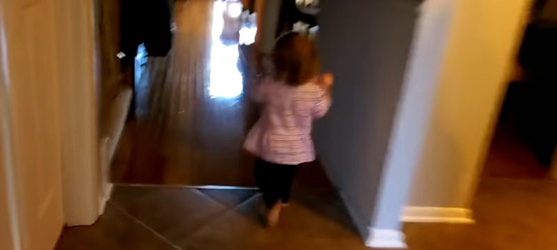 Adorable niñita quiere encontrar a papá antes de hacer su rutina de recital. ¡Mira el video súper tierno aquí!