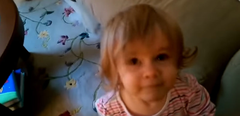 Adorable niñita quiere encontrar a papá antes de hacer su rutina de recital. ¡Mira el video súper tierno aquí!