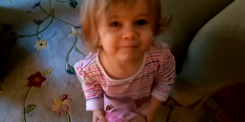 Adorable niñita quiere encontrar a papá antes de hacer su rutina de recital. ¡Mira el video súper tierno aquí!